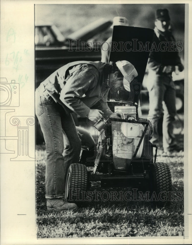 1986 Press Photo Lawn Mower-Races, Racer tops off his tank for the race-Historic Images
