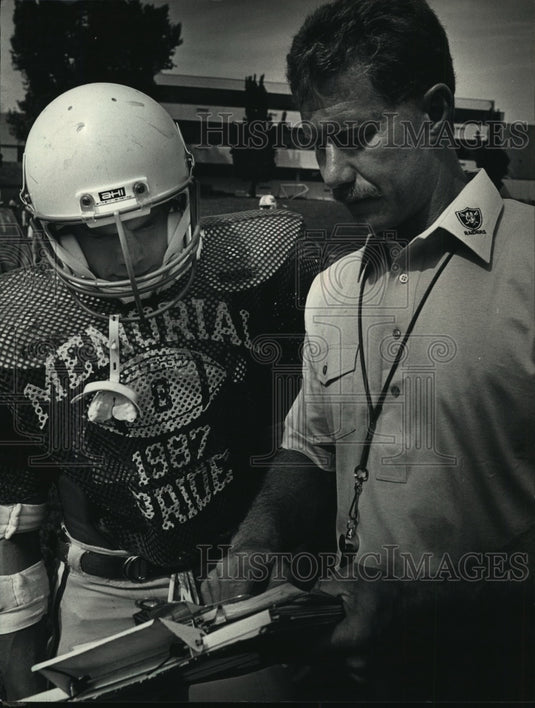 1987 Press Photo Football coach Bill Young worked with Jim Romanga at practice - Historic Images