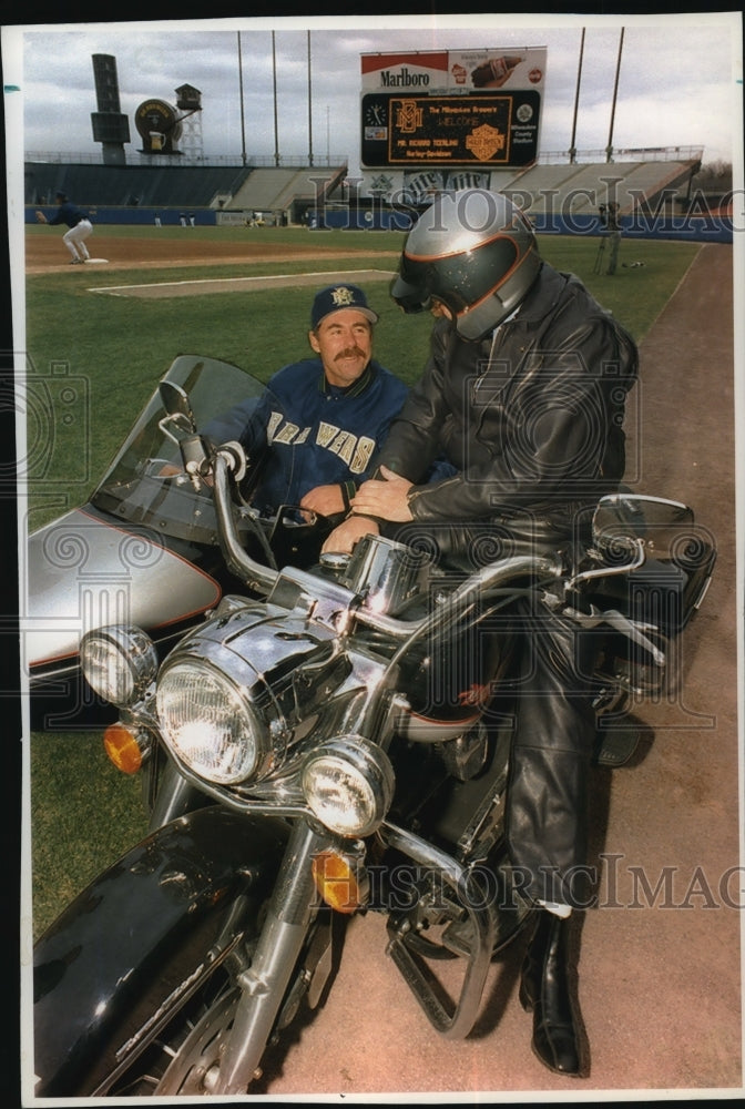 1994 Press Photo Richard Teerlink, Harley-Davidson; Phil Garner, Brewers manager-Historic Images