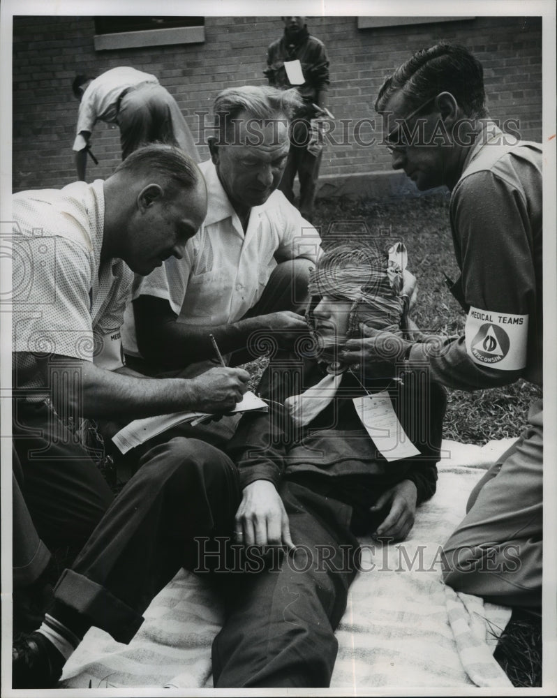 1956 Press Photo First aid given to Grant Wiswell by Bullock, Andersen &amp; Pennick- Historic Images