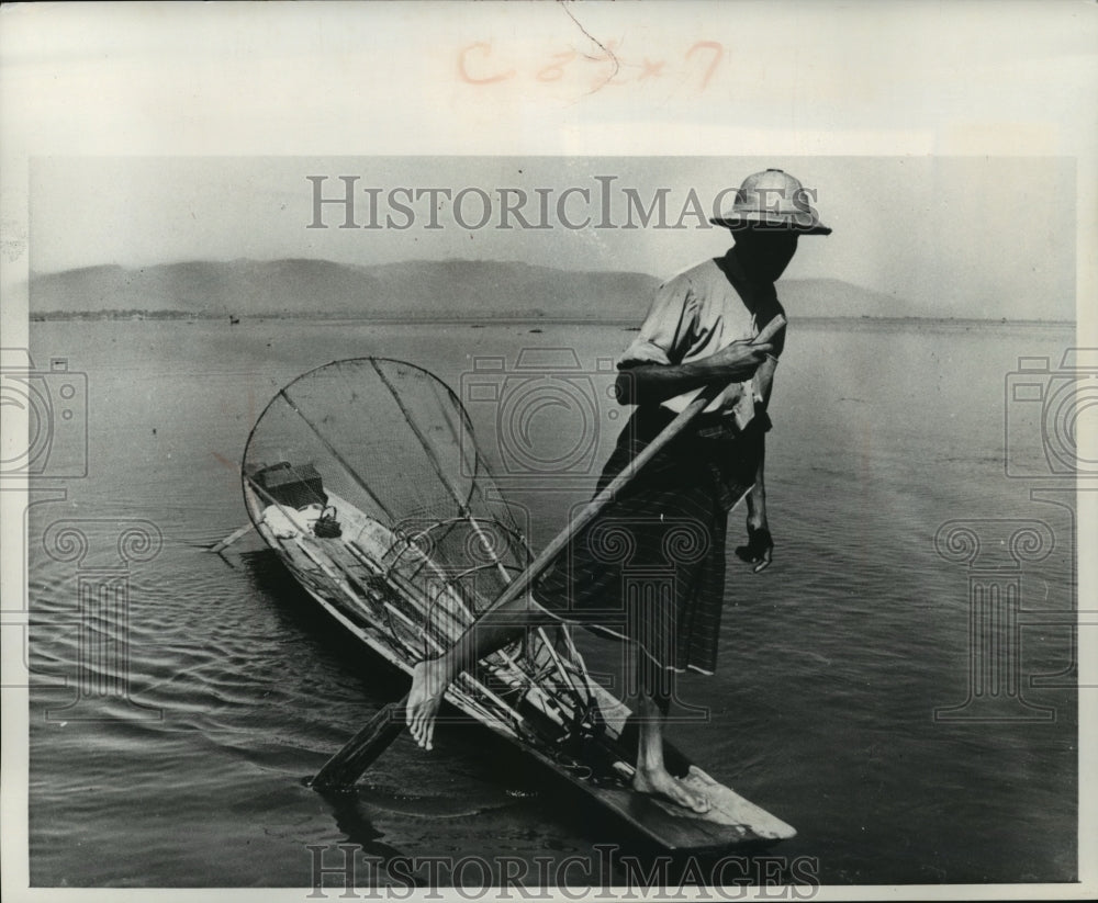 1971 Press Photo Burma Fisherman Leg Rowing His Boat Carrying a Fish Trap-Historic Images