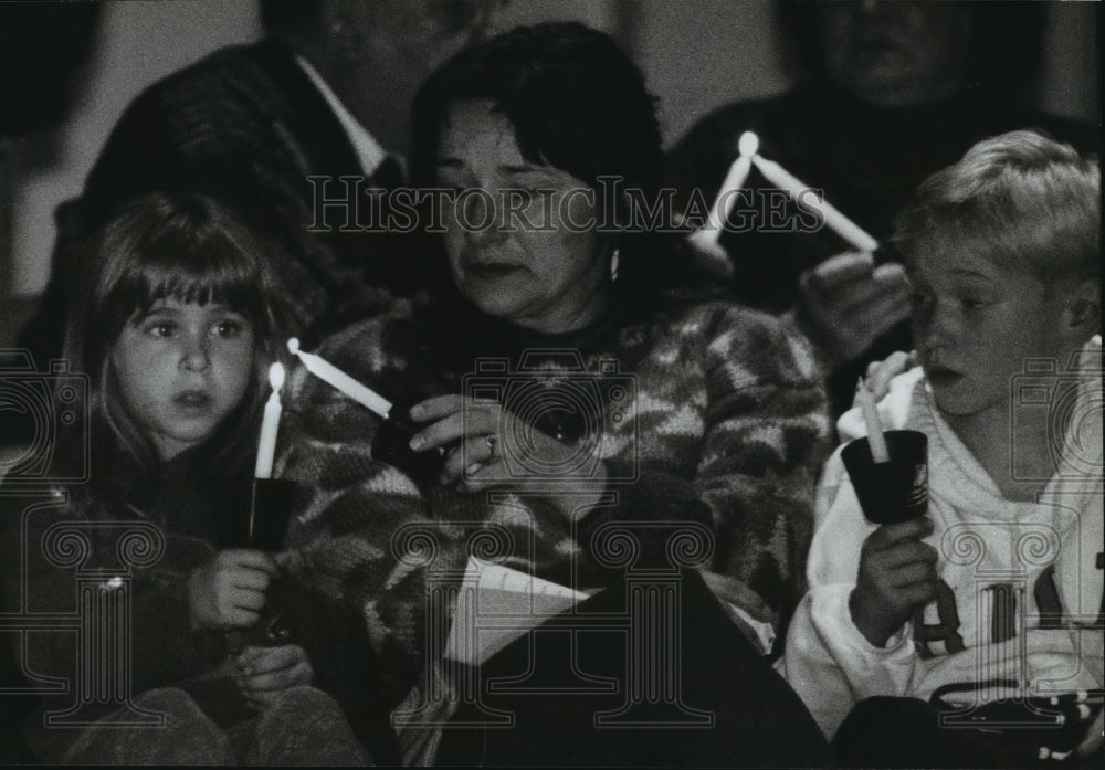 1993 Press Photo Lynn Klewin and her children take part of a candlelight vigil - Historic Images