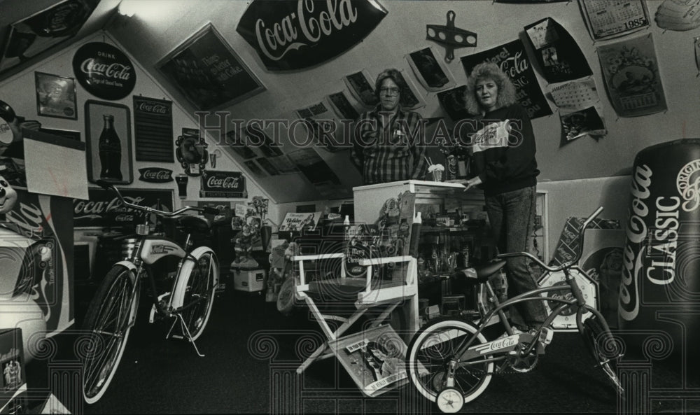 1990 Press Photo The Adams&#39; Family Collection of Coca Cola Merchandise - Historic Images