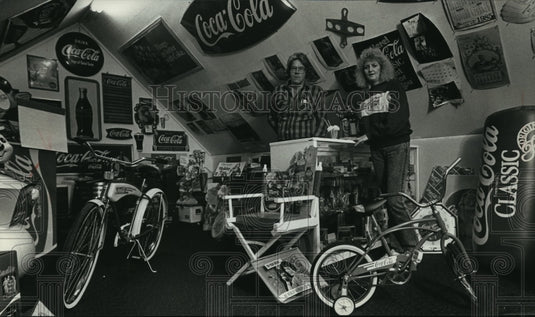 1990 Press Photo The Adams' Family Collection of Coca Cola Merchandise - Historic Images