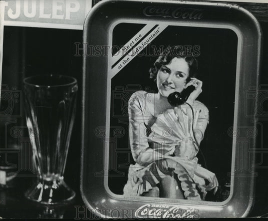 1971 Press Photo A Serving Tray Portraying a Coca Cola Glamor Girl - Historic Images