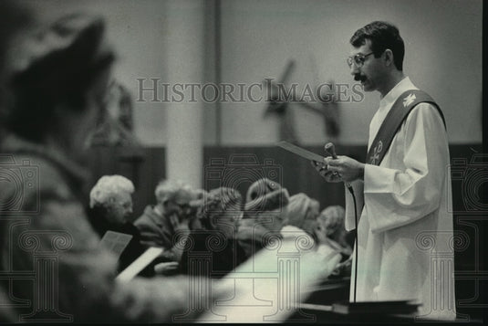 1985 Press Photo Police Lt Dean Collins lead prayer at St. Agnes Catholic Church - Historic Images