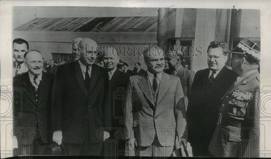 1948 Press Photo Welcoming crew to greet V.M. Molotov, Soviet foreign minister-Historic Images