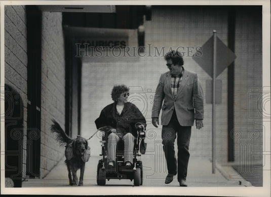 1990 Press Photo Pascha joins Lorraine Fry and Jerry Mulholland for a walk