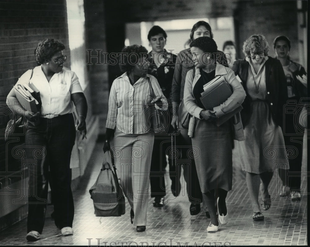 1983 Press Photo Students walking down corridor, Concordia University Wisconsin - Historic Images