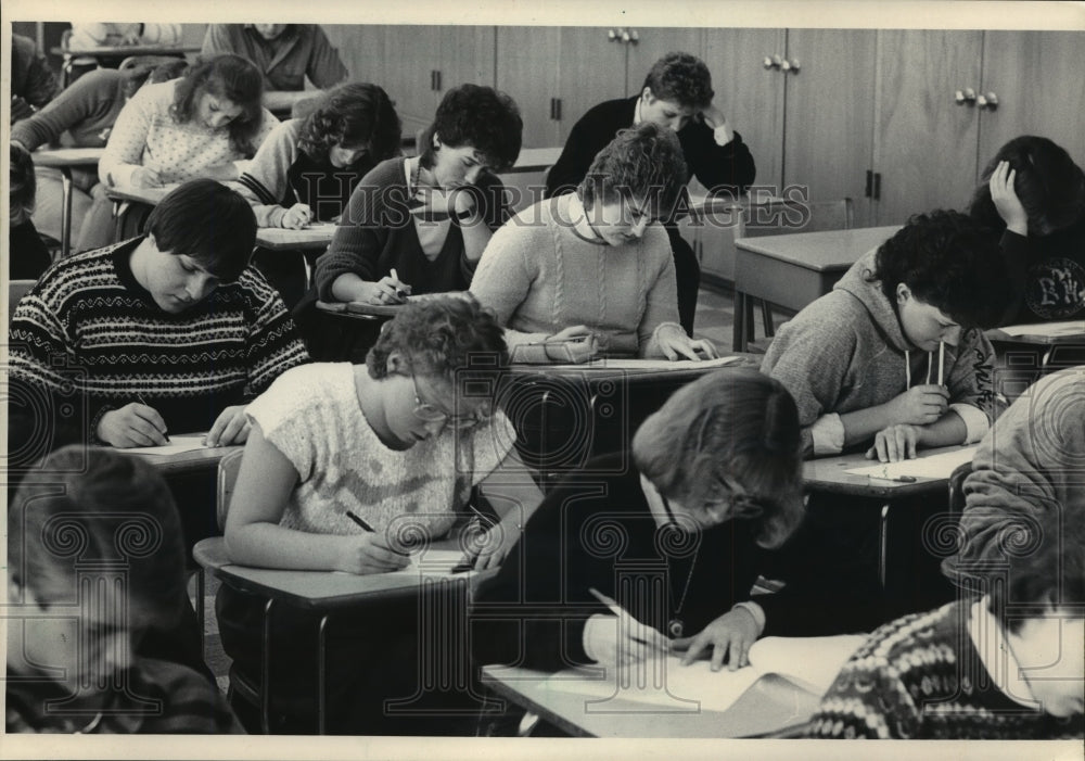 1985 Press Photo Human Growth and Development exams at Concordia University - Historic Images