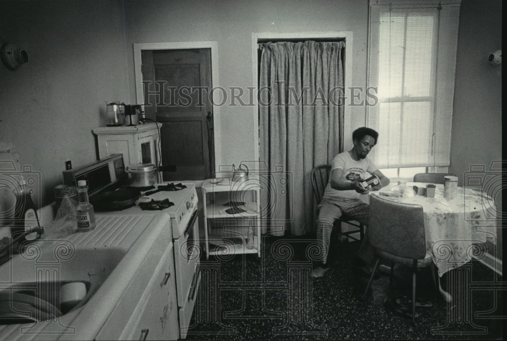 1985 Press Photo Jesse Peel in residents&#39; kitchen at Clark House - mja77984 - Historic Images