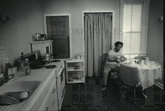 1985 Press Photo Jesse Peel in residents' kitchen at Clark House - mja77984 - Historic Images