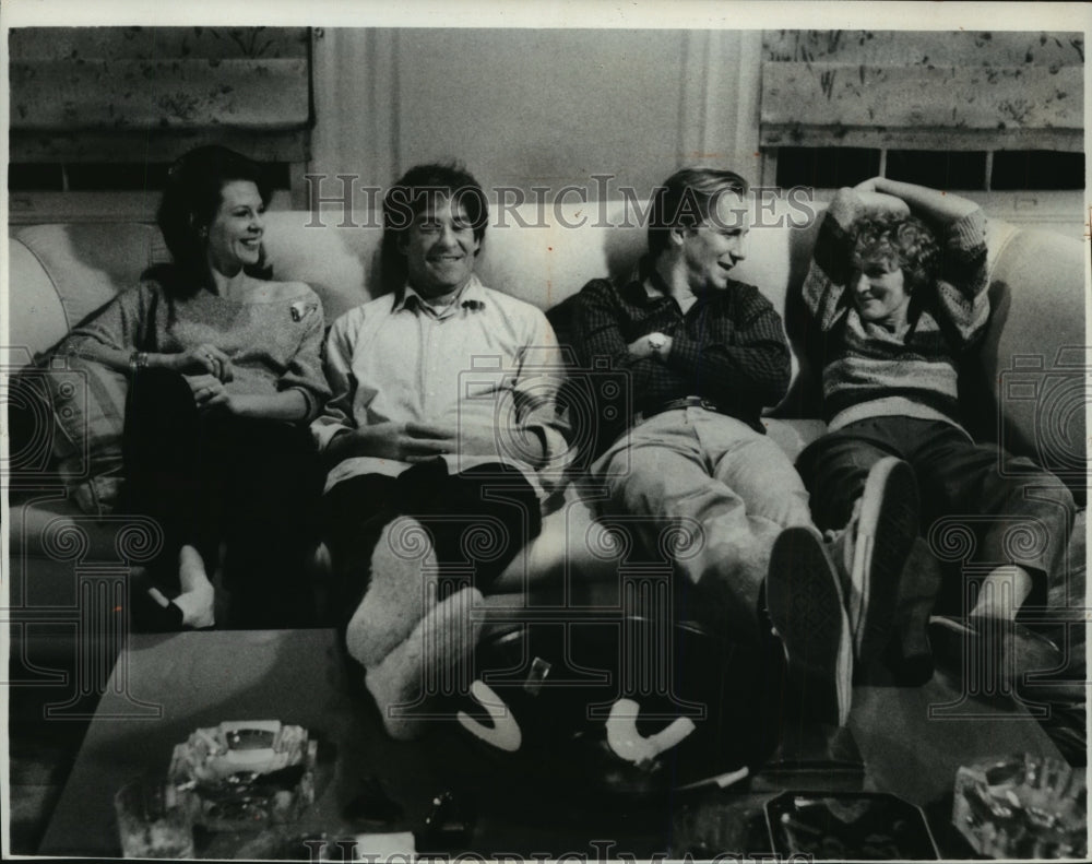 1986 Press Photo Costars of The Movie &quot;The Big Chill&quot; Sit On a Sofa Together - Historic Images