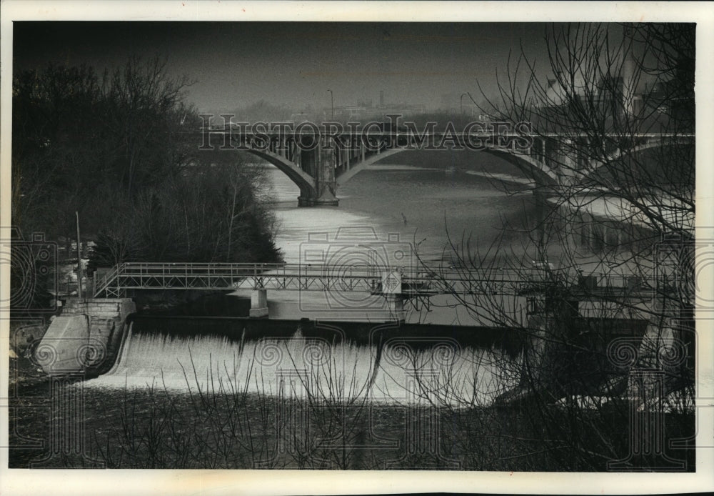 1990 Press Photo The North Ave Dam on the Milwaukee River, WIsconsin - mja78178 - Historic Images