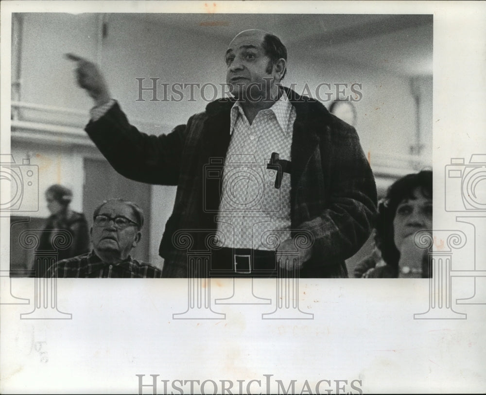 1976 Press Photo Dominic J. DeQuardo of 1921 N. 33rd St., Expressing Ideas - Historic Images