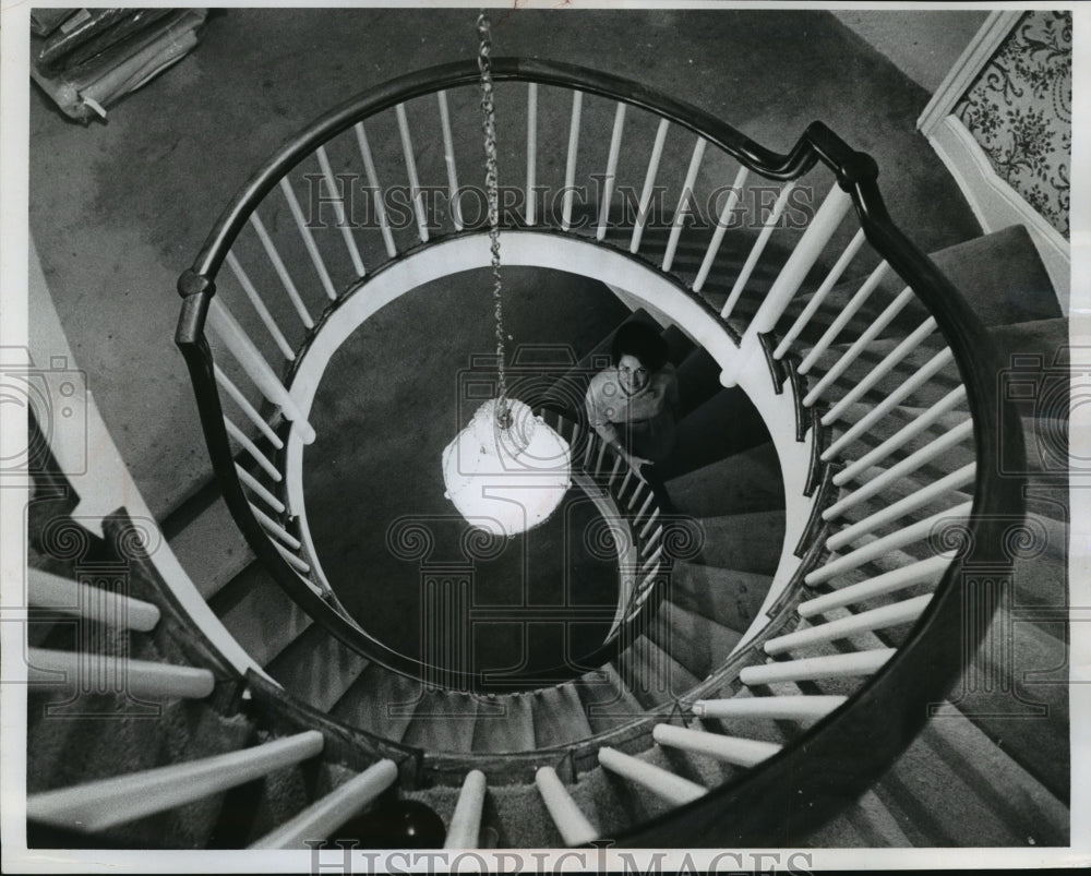 1966 Press Photo Mrs. John T. Connor in her new home in Washington D.C. - Historic Images