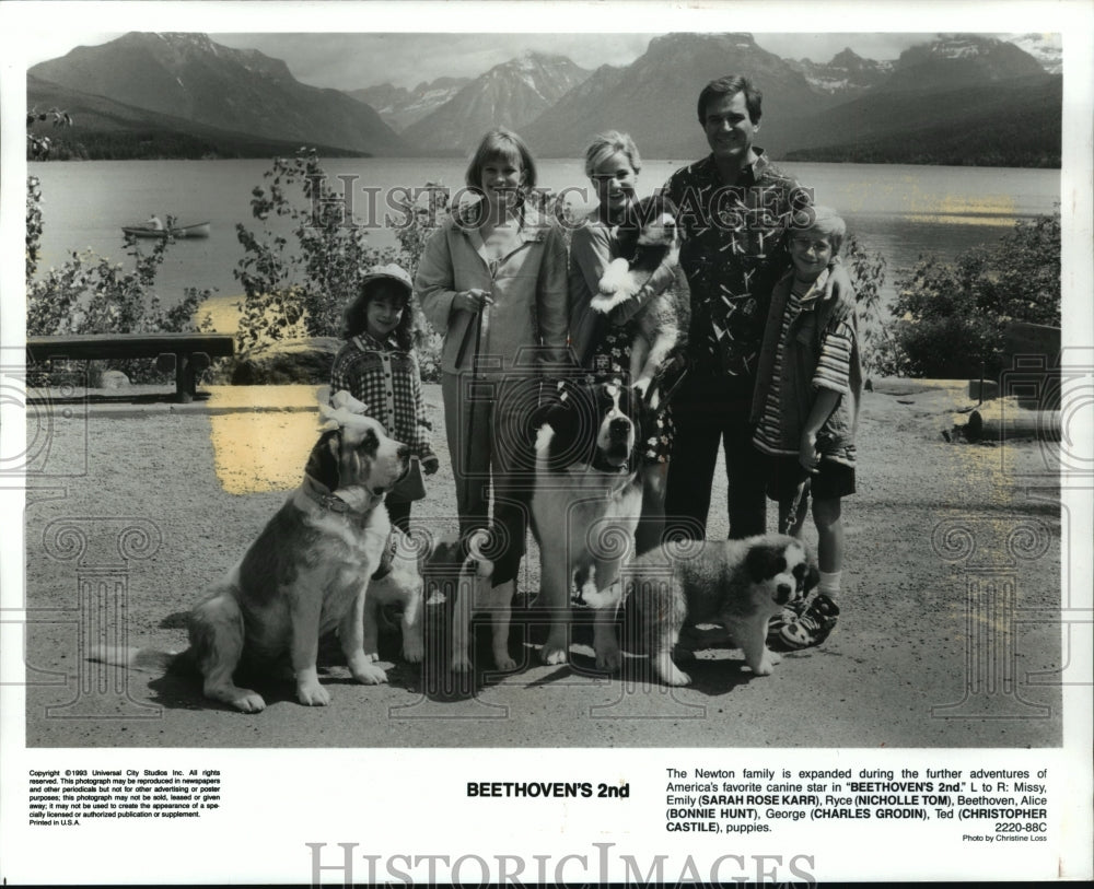 1993 Press Photo Charles Grodin and  Bonnie Hunt star in "Beethoven's 2nd" - Historic Images