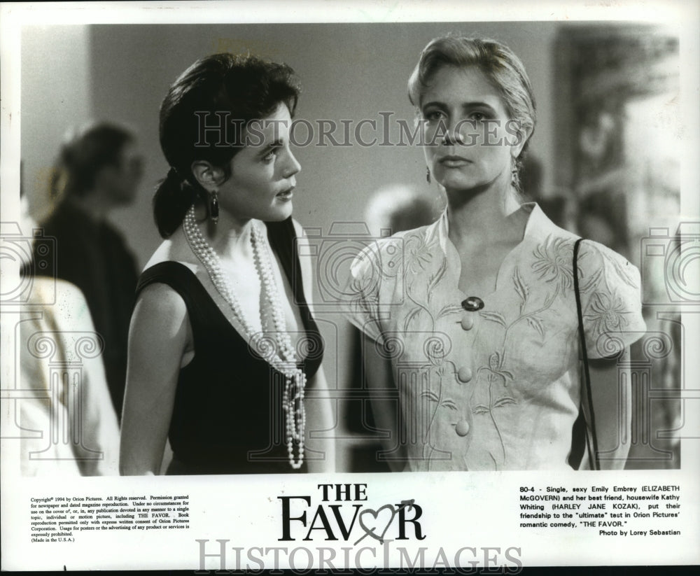 1994 Press Photo Elizabeth McGovern and Harley Jane Kozak in &quot;The Favor&quot; - Historic Images