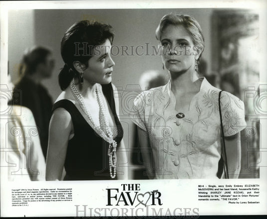 1994 Press Photo Elizabeth McGovern and Harley Jane Kozak in "The Favor" - Historic Images