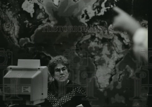 1995 Press Photo Louise DeLopst, of Milwaukee, listens during her computer class - Historic Images