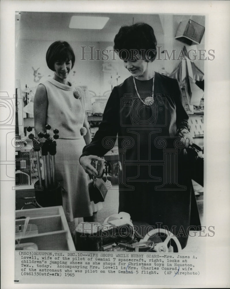 1965 Press Photo Wives of James Lovell and Charles Conrad Shopping in Houston-Historic Images