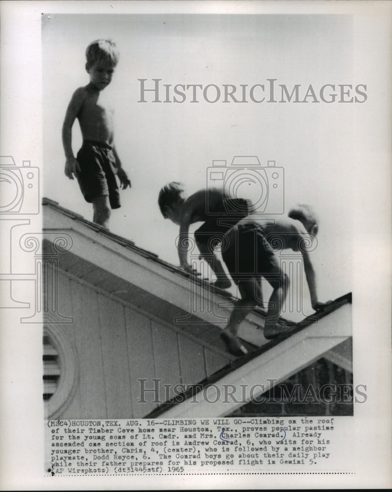 1965 Press Photo Young sons of Lt. Cmdr. and Mrs. Charles Conrad climb onto roof-Historic Images