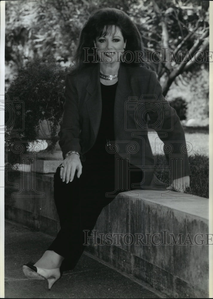 1990 Press Photo Author Jackie Collins in Los Angeles, California - mja78666-Historic Images