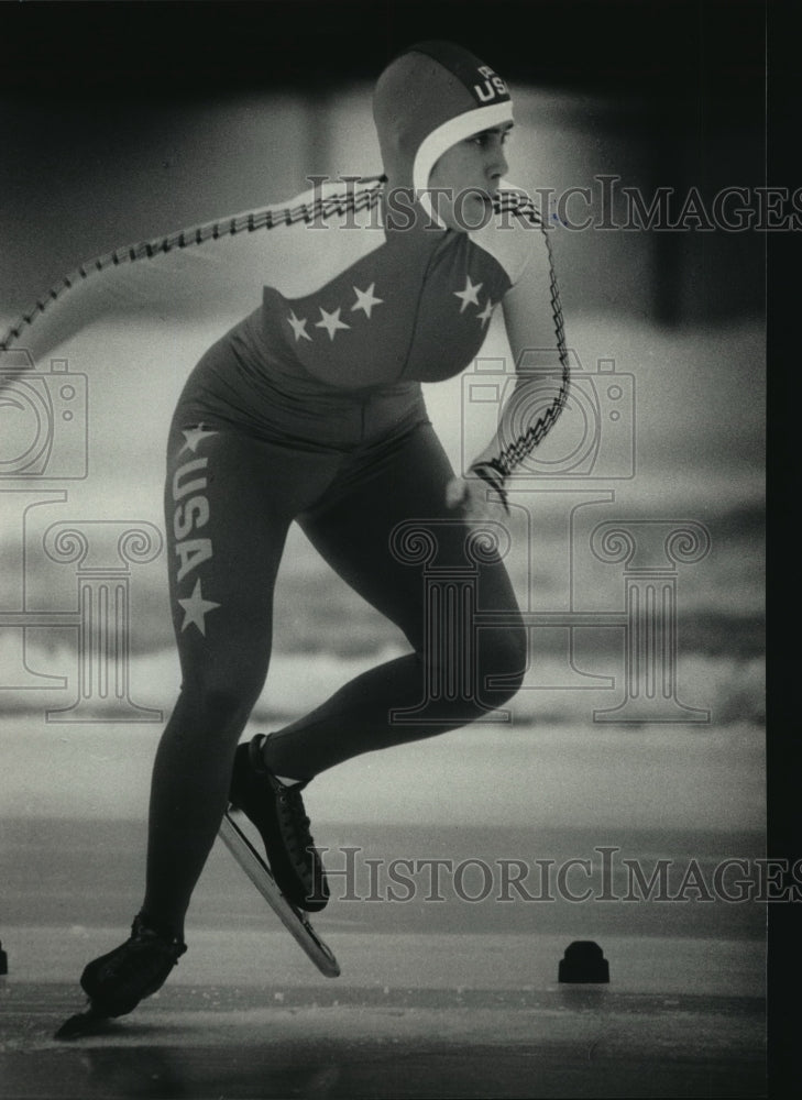 1987 Press Photo Peggy Clausen starts the Women&#39;s 500 meter in speedskating- Historic Images