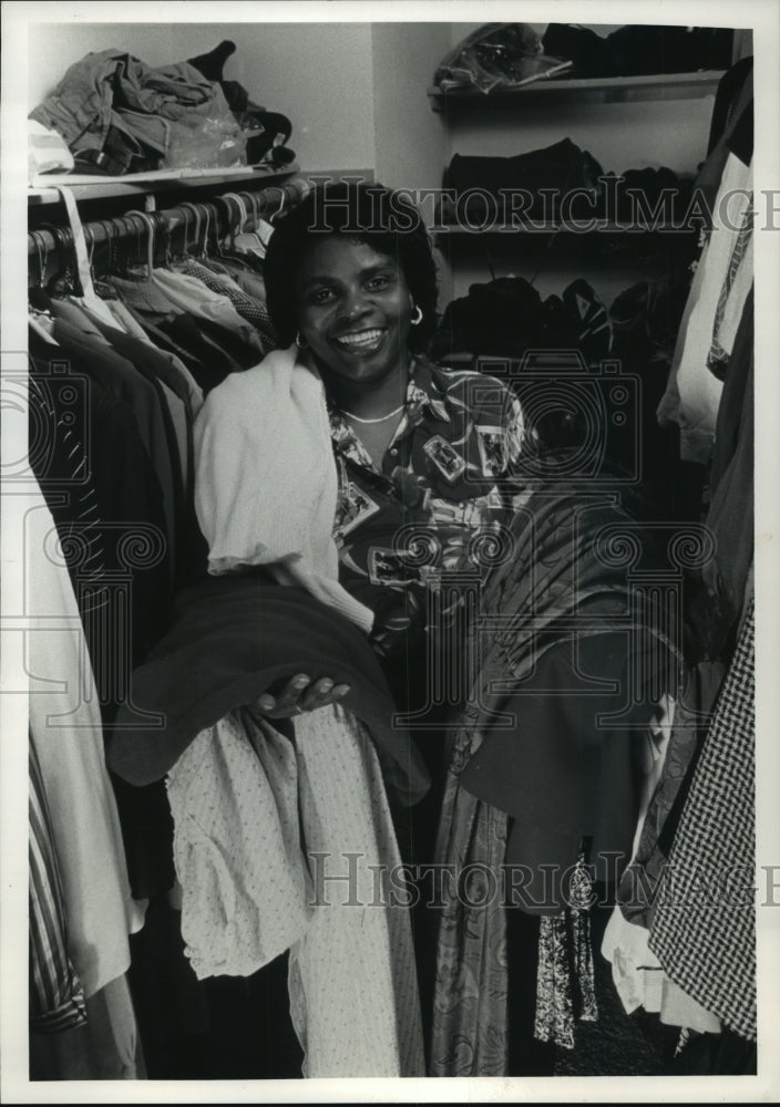 1992 Press Photo Dorethea Moore of Milwaukee and her closet - mja78781-Historic Images