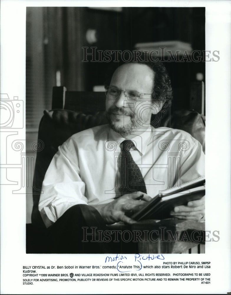 1999 Press Photo Billy Crystal as Dr. Ben Sobol in &quot;Analyze This&quot; - mja78788-Historic Images