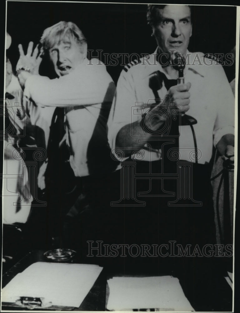 1985 Press Photo Lloyd Bridges and Robert Stack in &quot;Airplane!&quot; - mja78790-Historic Images