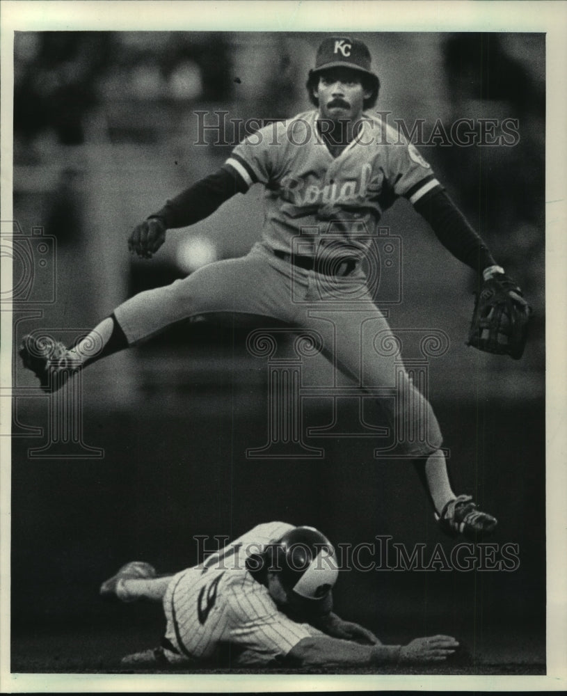 1985 Press Photo Royals&#39; Onix Concepcion and The Brewers&#39; Robin Yount, baseball- Historic Images