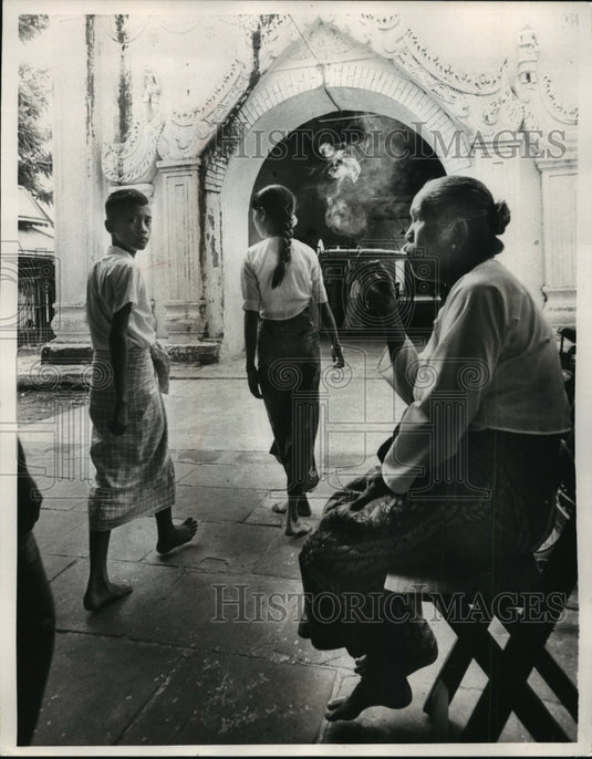 1970 Press Photo Burmese woman puffs on her man sized cheroot - mja78872-Historic Images