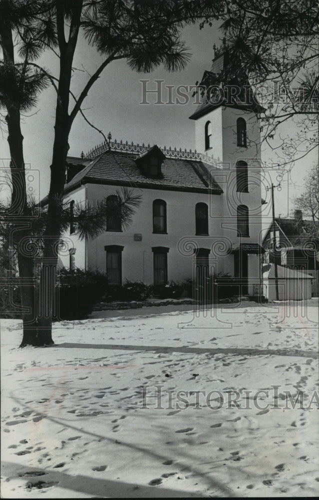 1977 Press Photo Concordia University Wisconsin&#39;s Admissions Office building - Historic Images