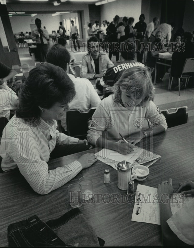 1983 Press Photo Mary Blackwell and Laura Kucharski in the Concordia dining hall-Historic Images