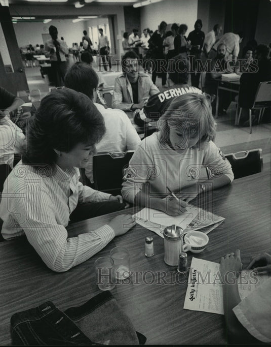 1983 Press Photo Mary Blackwell and Laura Kucharski in the Concordia dining hall-Historic Images