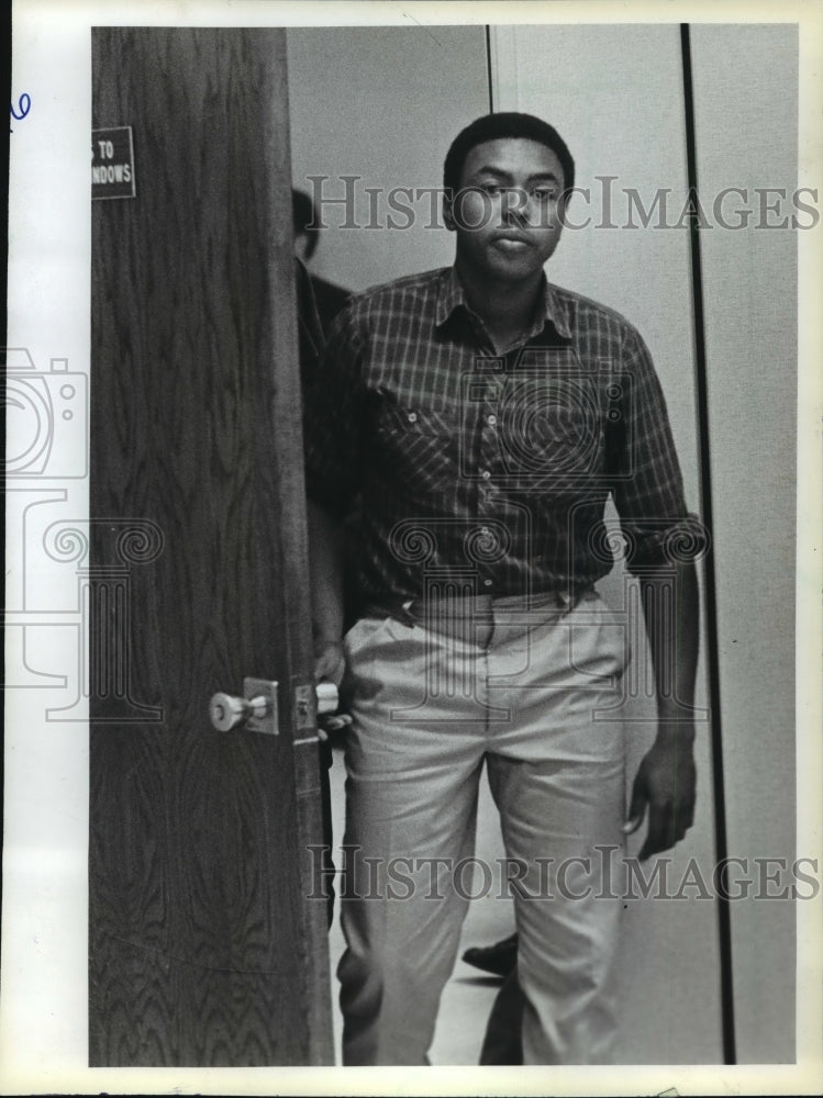 1982 Press Photo Virgil Clayton at district attorney's office, shot three men - Historic Images