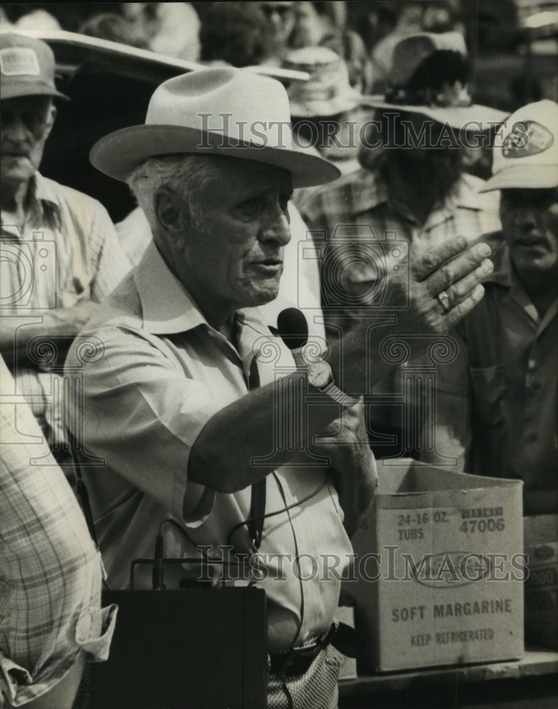 1981 Press Photo Auctioneer Earl Clauer at age 71 in Wisconsin - Historic Images