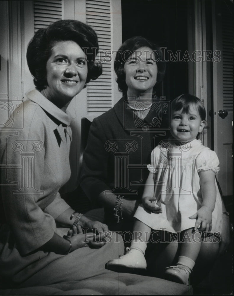 1965 Press Photo Mrs. John Connor with sister, Mrs. Stanley Waldheim, niece Jane - Historic Images