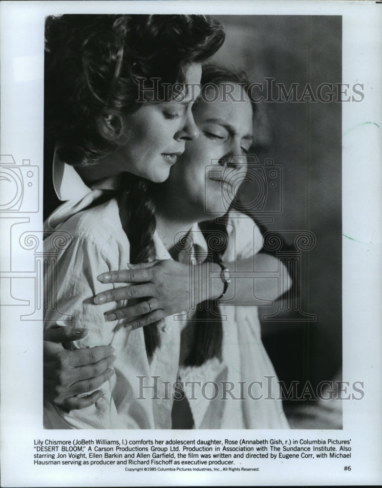 1986 Press Photo JoBeth Williams comforts Annabeth Gish in &quot;Desert Bloom&quot; - Historic Images