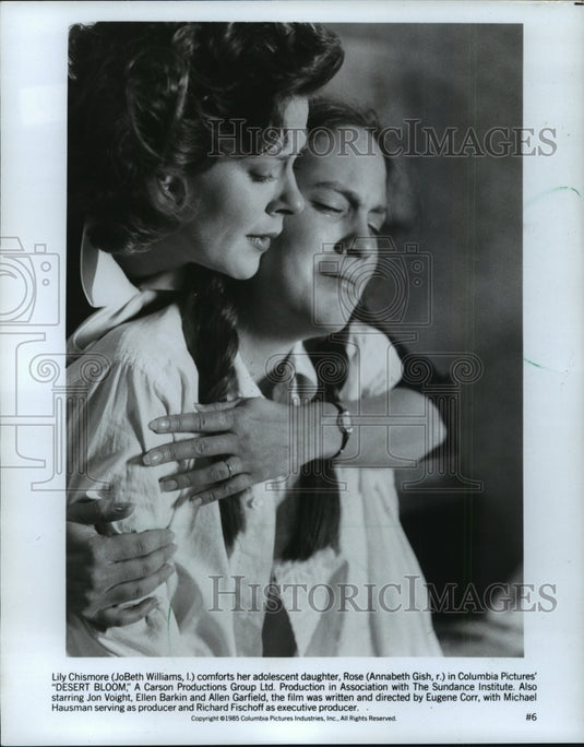 1986 Press Photo JoBeth Williams comforts Annabeth Gish in "Desert Bloom" - Historic Images