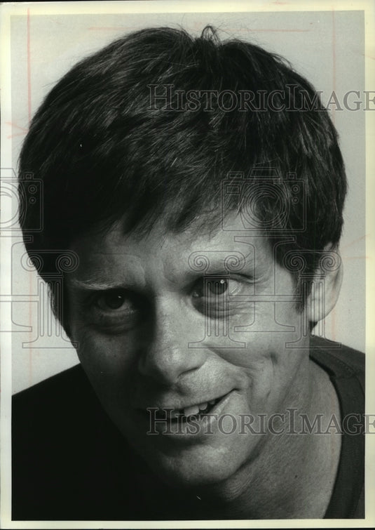1989 Press Photo Robert Morse in New York Discussing his Broadway Musical - Historic Images