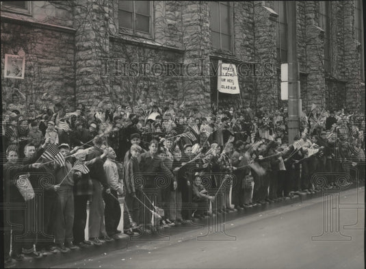 Press Photo A parade on Mitchell St. welcomes Gen. MacArthur - mja79290-Historic Images