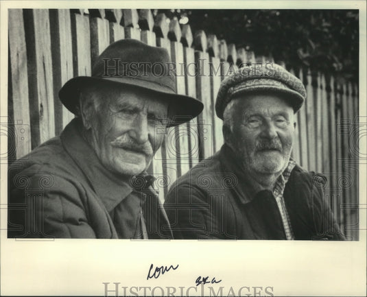 1986 Press Photo Iozif Dobish with Boris Petrovich In A Village of Minsk - Historic Images