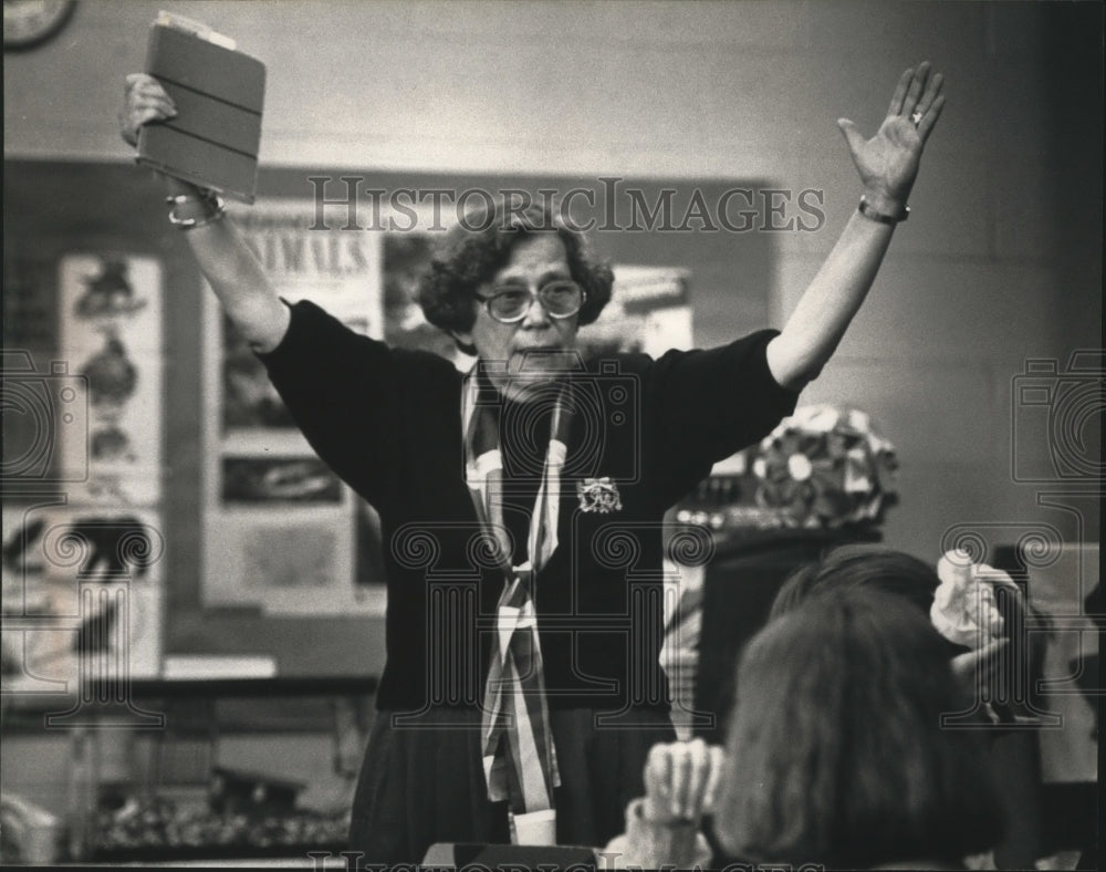 1991 Press Photo Ateret Cohn teching at Milwaukee Jewish Day School - Historic Images