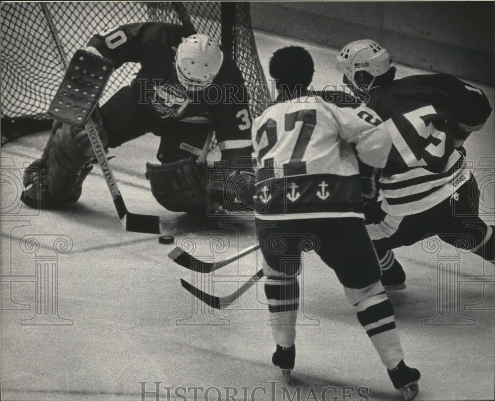 1985 Press Photo Goalie blocks shot by the Admiral&#39;s Daniel Lecours, Hockey.- Historic Images