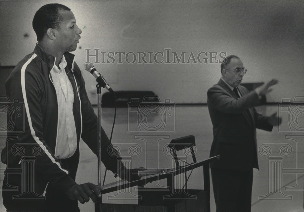 1985 Press Photo Terry Cummings Milwaukee Bucks speaks to round of youngsters- Historic Images