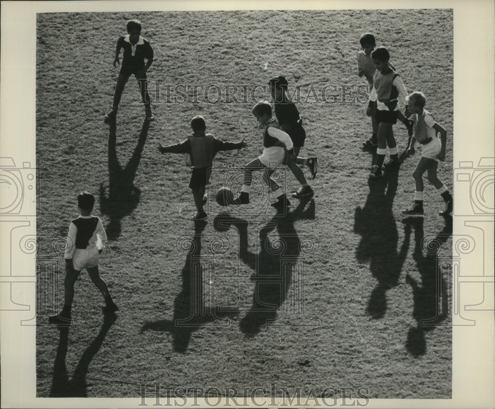 1964 Press Photo Prince Albert of Monaco playing football - Historic Images