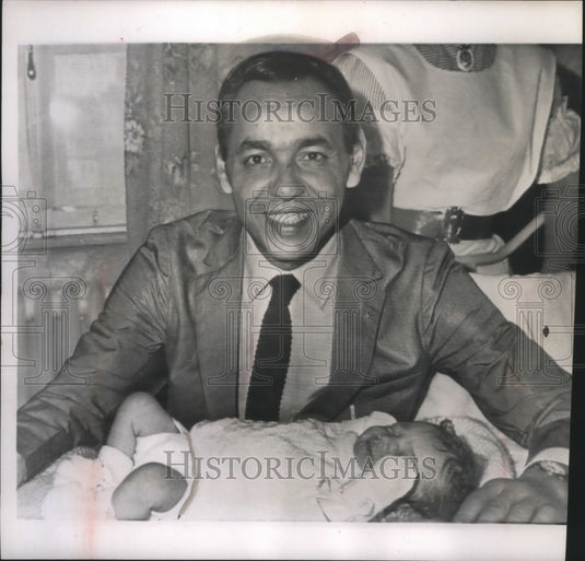 1962 Press Photo Morocco's King Hassan II with his infant daughter, Mariam-Historic Images
