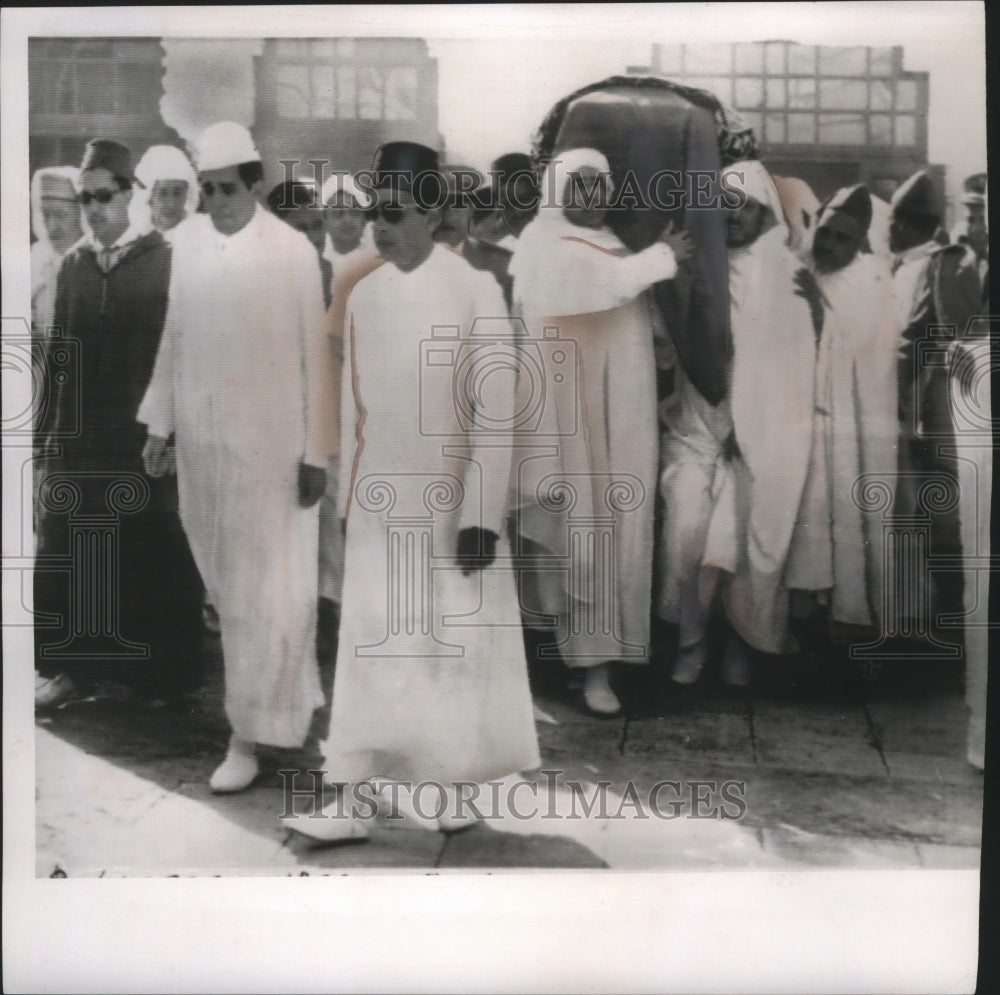 1961 Press Photo King Moulay Hassan II leading his father&#39;s funeral procession-Historic Images